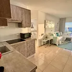 아파트 New The Terrace By The Sea -infinity Views & Air Cond- Comodoro, Cristianos, Tenerife *
