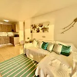 아파트 New The Terrace By The Sea -infinity Views & Air Cond- Comodoro, Cristianos, Tenerife *